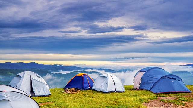 Rullemadrasser vs. luftmadrasser: Hvad er bedst til camping?