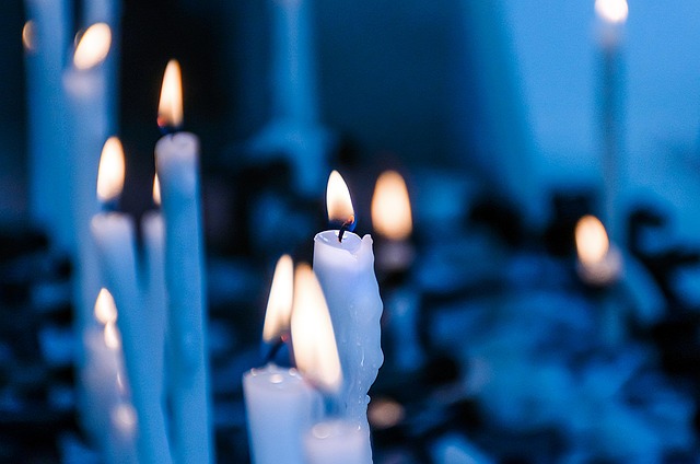 Derfor er røde stearinlys det perfekte valg til vinterens borddækning