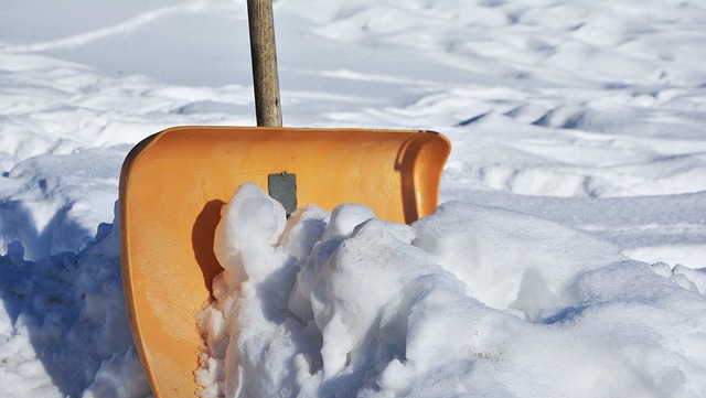 Sikker snefjerning med Fiskars sneskovl - en pålidelig og holdbar løsning